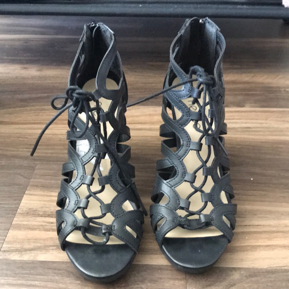BLACK HEEL